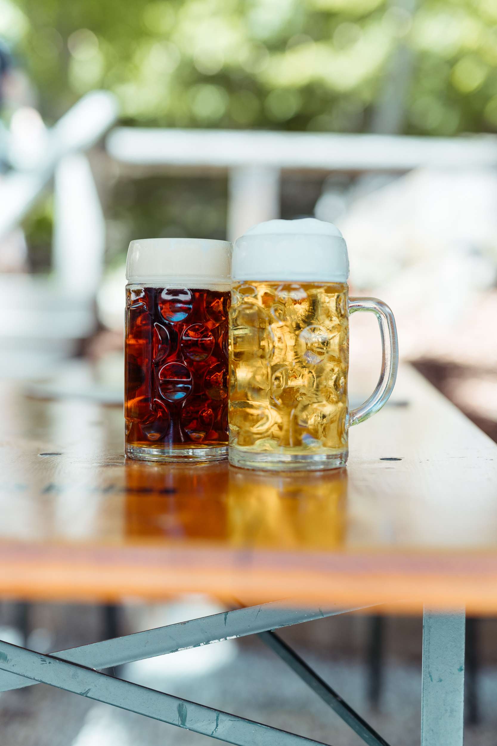 Zwei Maß Bier, hell und dunkel, nebeneinander