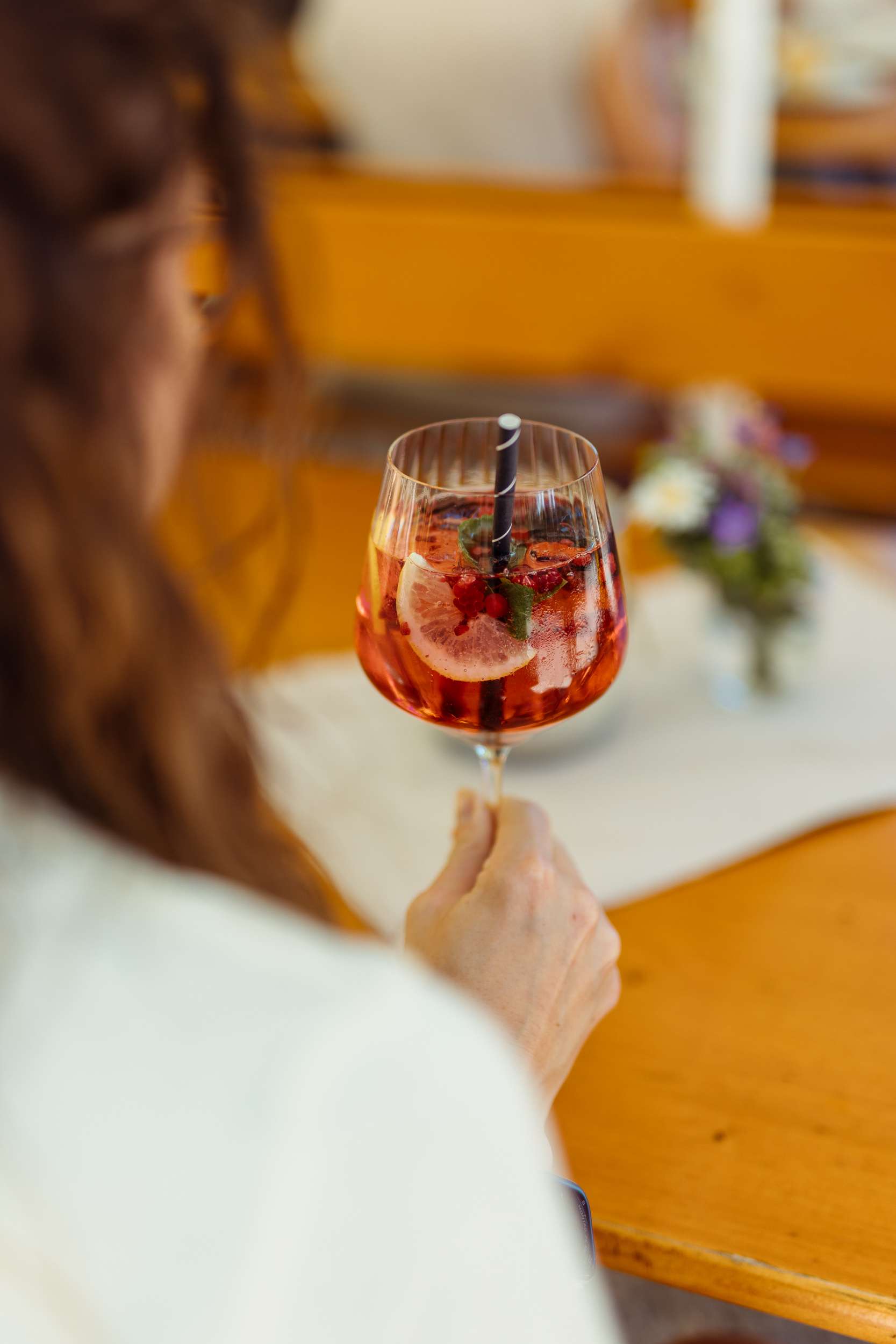 Aperol und Sangria mit Blumen auf dem Tisch